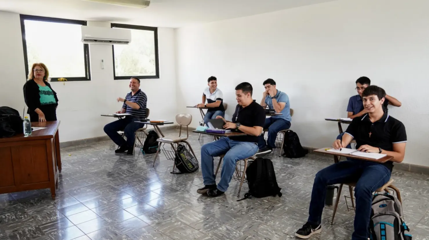 Los nuevos seminaristas toman clase introductoria
