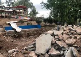 Demuelen alberca de antiguo tobogán en el Parque Infantil Ostimuri