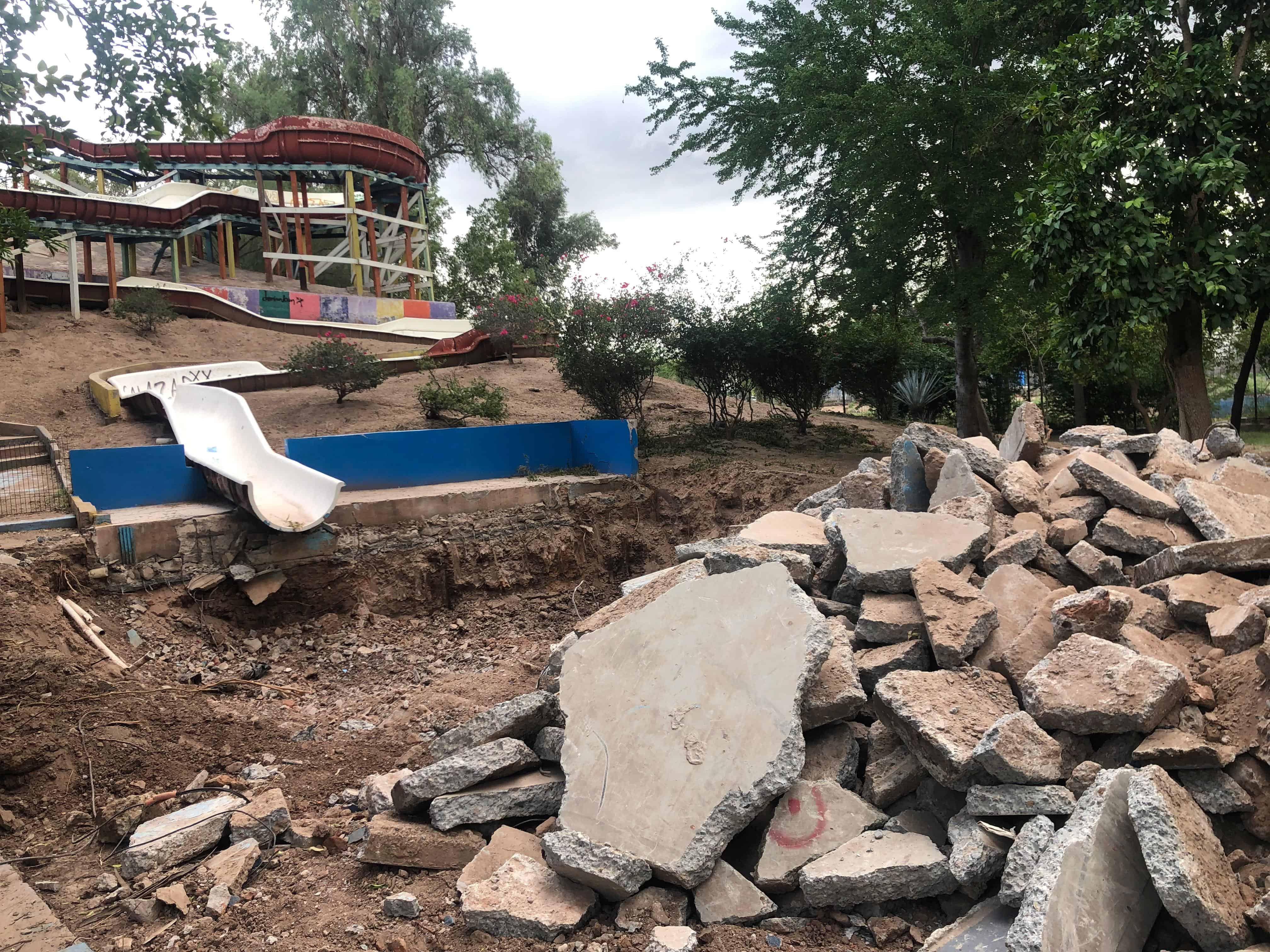 Demuelen alberca de antiguo tobogán en el Parque Infantil Ostimuri