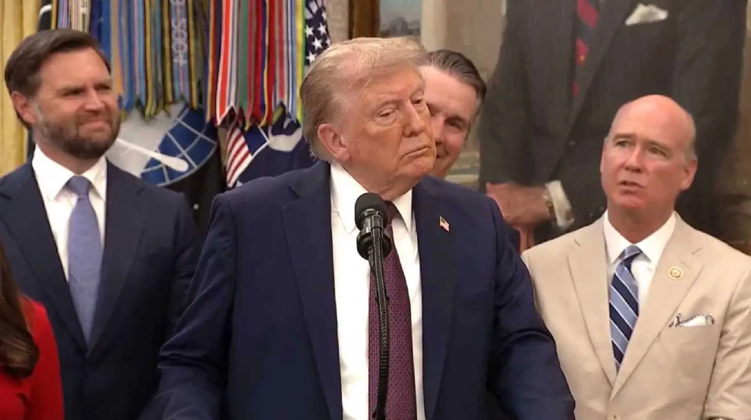 Trump anuncia operativo militar antidrogas en el Caribe; fuerzas de EU atacan embarcación venezolana