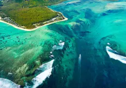 Así funciona la Cascada Submarina de Mauricio: El asombroso fenómeno visible solo desde el espacio