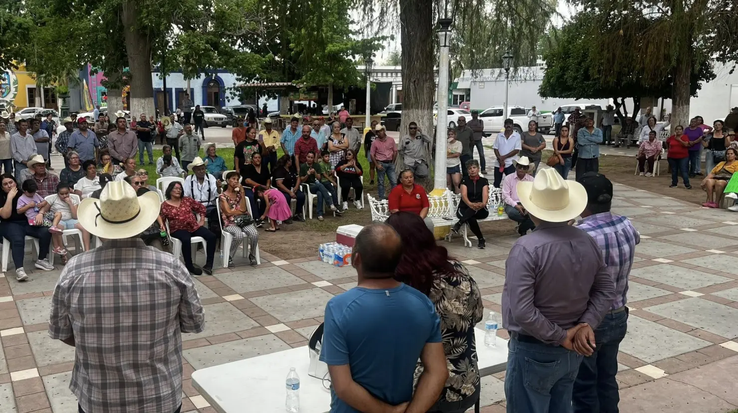 “No hay participación de ningún compañero ni compañera servidora de la nación, creo que hay una confusión, pero no creo porque otros traen vestimenta distinta a la que usamos nosotros. Nosotros no tenemos intervención ni ejercicio, solo hacemos el trabajo de la secretaría del Bienestar”, aclaró Almada Palafox.