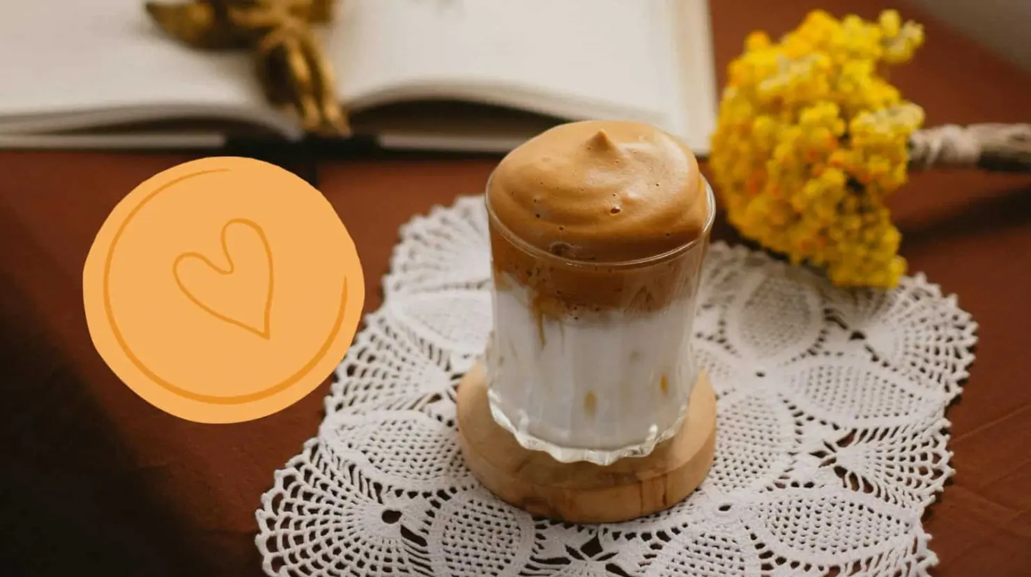 El nombre dalgona se relaciona con esta bebida, ya que su sabor es similar al de los tradicionales caramelos coreanos, hechos a base de azúcar derretida