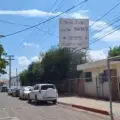 Con lona, exigen al Oomapas de Cajeme reparar daños a vialidad