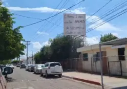 Con lona, exigen al Oomapas de Cajeme reparar daños a vialidad
