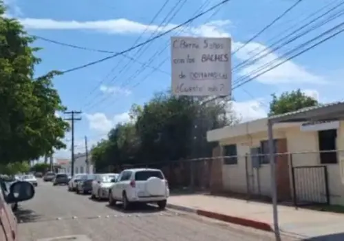 Con lona, exigen al Oomapas de Cajeme reparar daños a vialidad
