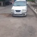 Taxistas colectivos tapan baches con tierra en calle Madero