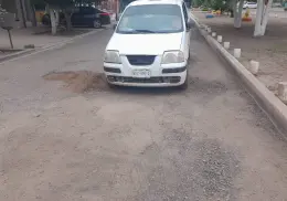 Taxistas colectivos tapan baches en calle Madero con tierra