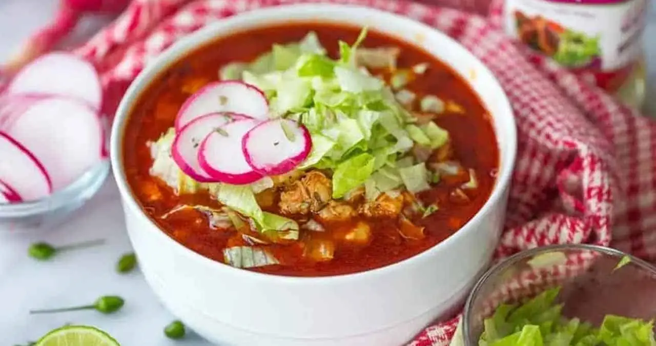 Su color, sabor y posibilidades de acompañamiento hacen del pozole un escenario perfecto para lucirse ante los invitados.
