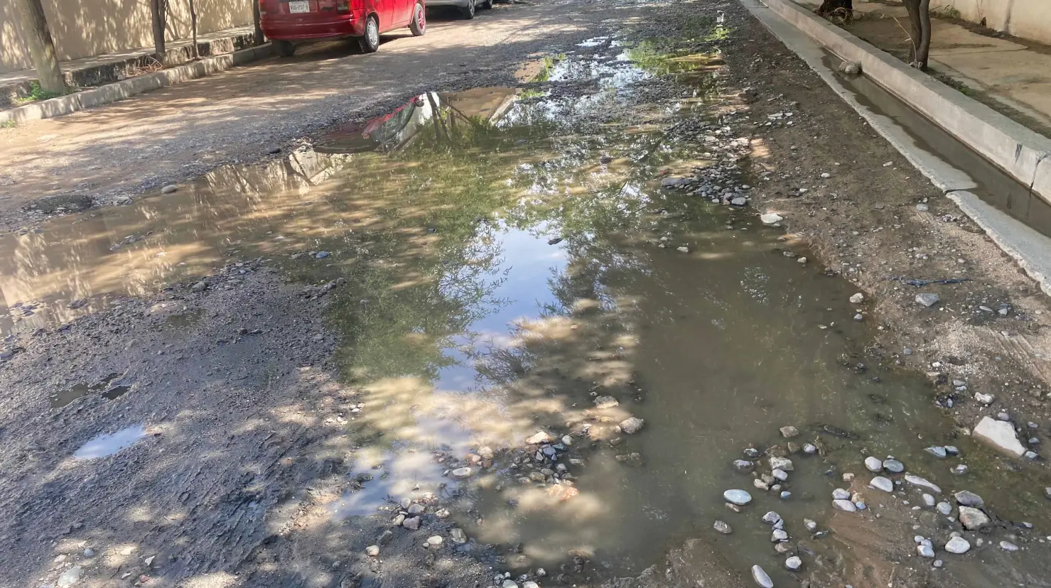 Hasta el momento se han registrado solo pérdidas materiales en algunas colonias principalmente en las que están ubicadas al norte de Hermosillo, donde la acumulación de agua logró entrar a los hogares durante la madrugada de este miércoles pues la lluvia se detuvo entre las cuatro y cinco de la mañana.