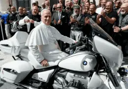El Papa León XIV recibe una moto BMW R18 personalizada: será subastada para fines benéficos