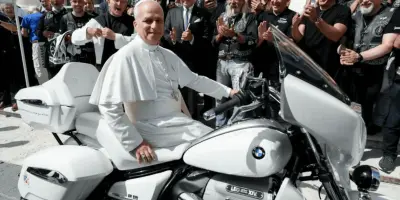 El Papa León XIV recibe una moto BMW R18 personalizada: será subastada para fines benéficos
