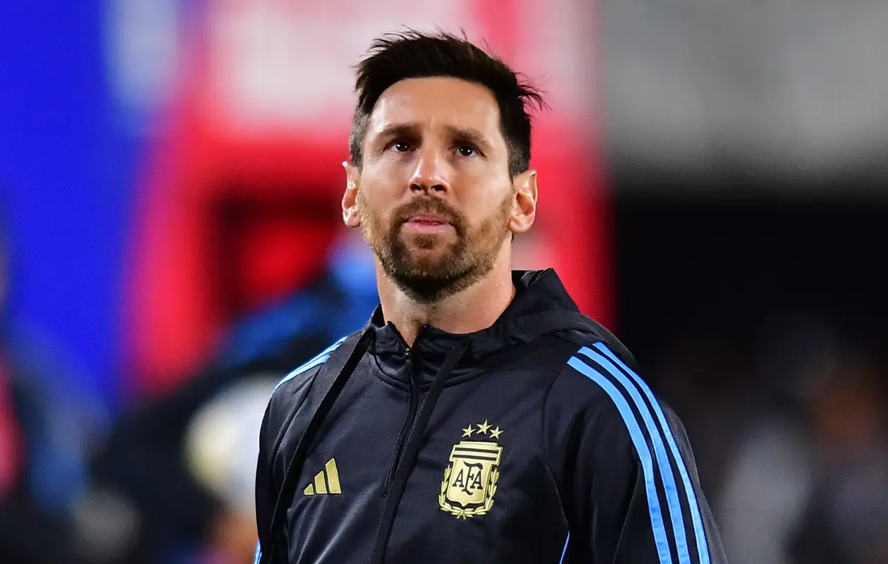 El astro del futbol mundial no pudo ocultar su emoción al inicio de la despedida.