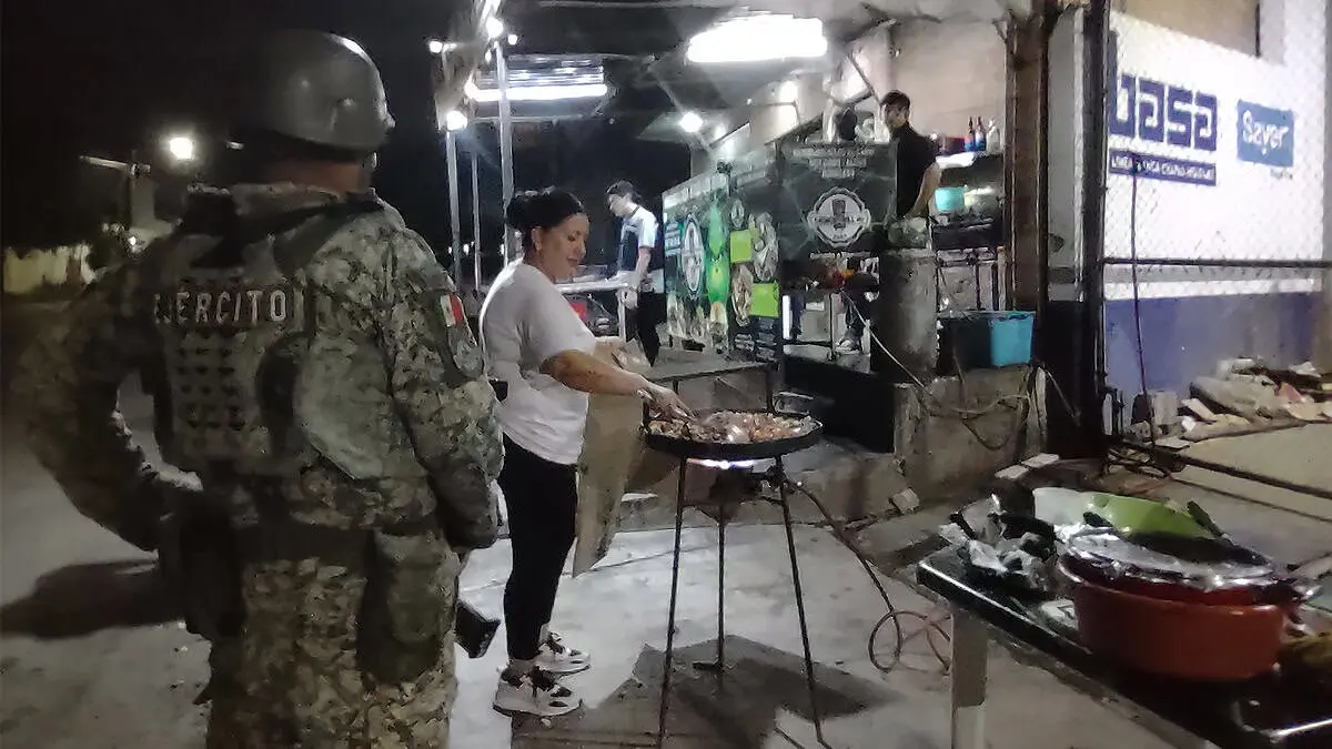 Sinaloenses agradecen a militares con una sabrosa cena gratis