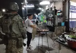 Sinaloenses agradecen a militares con una sabrosa cena gratis