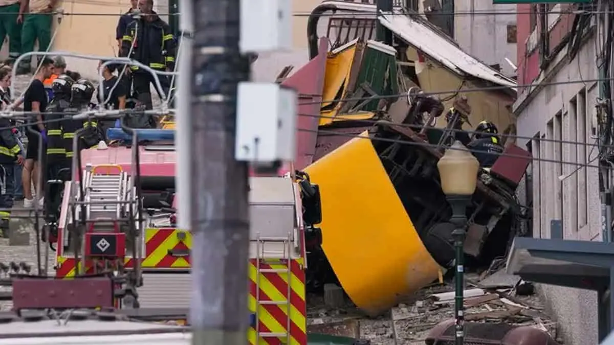 VIDEO | Descarrila funicular turístico en Portugal: hay 15 muertos y varios heridos