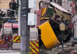 VIDEO | Descarrila funicular turístico en Portugal: hay 15 muertos y varios heridos