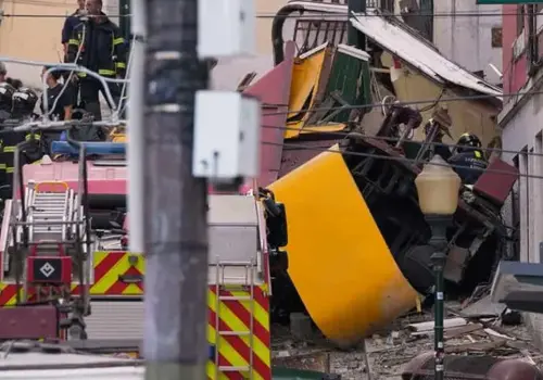 VIDEO | Descarrila funicular turístico en Portugal: hay 15 muertos y varios heridos