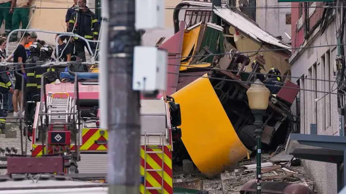 VIDEO | Descarrila funicular turístico en Portugal: hay 15 muertos y varios heridos
