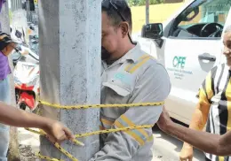 Vecinos de Dzemul, Yucatán, amarran a trabajador de la CFE tras 12 horas sin luz