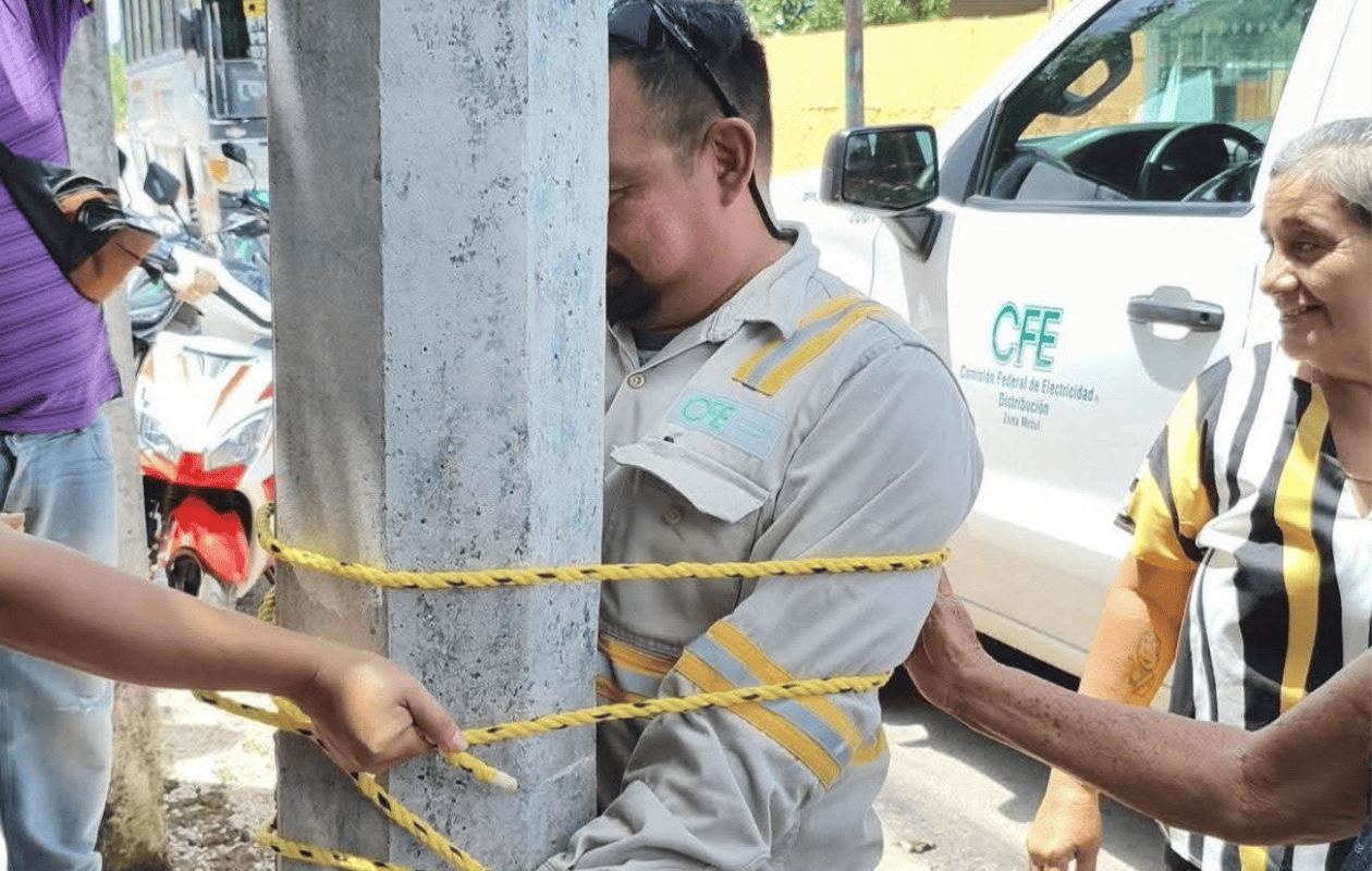 Vecinos de Dzemul, Yucatán, amarran a trabajador de la CFE tras 12 horas sin luz