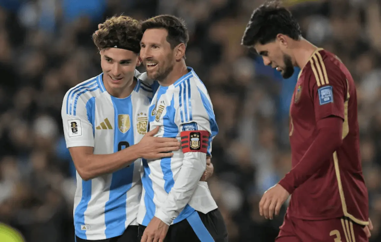 Messi anota un doblete y comanda jugada de gol.