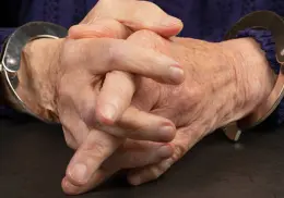 Cae mujer que estuvo prófuga 20 años después de asesinar a su padre
