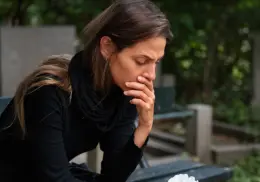 ¿Es normal no llorar en un funeral? La psicología detrás de la desconexión emocional