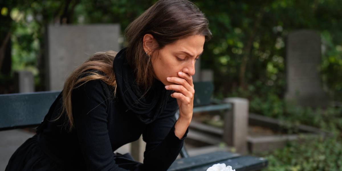 ¿Es normal no llorar en un funeral? La psicología detrás de la desconexión emocional