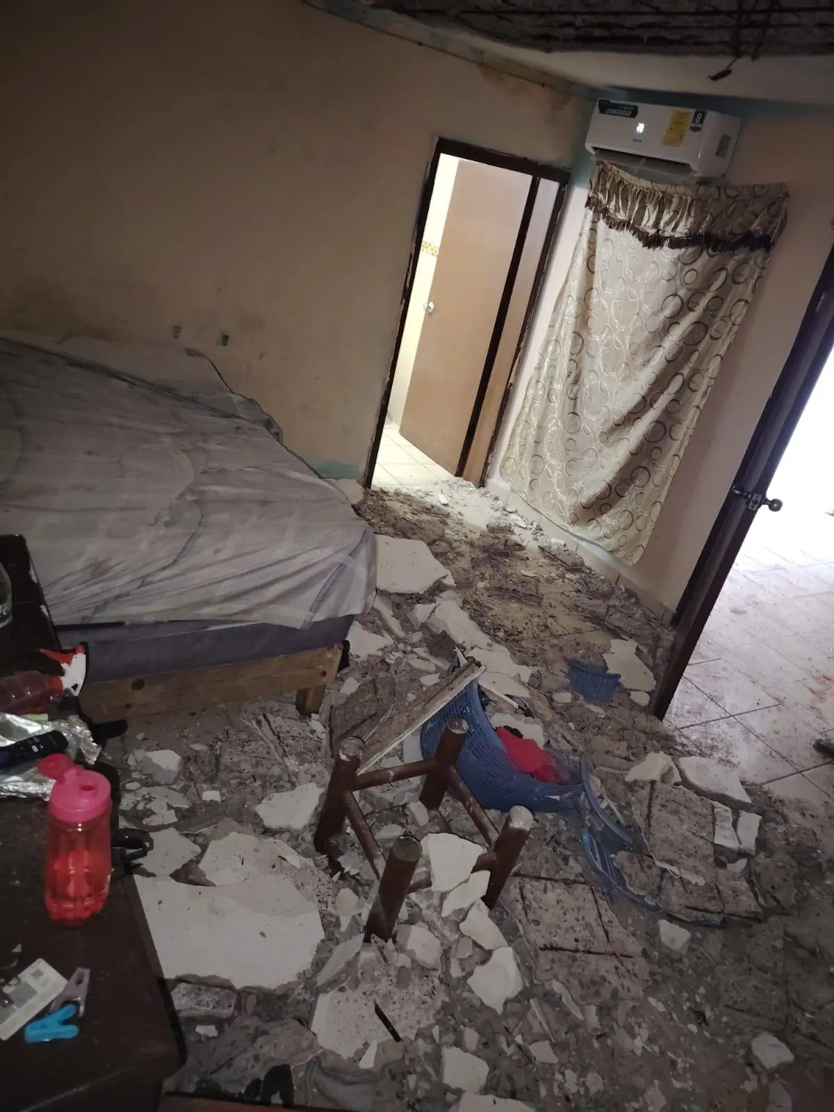 Colapsa techo de vivienda de Esperanza, hay una mujer lesionada