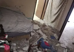Colapsa techo de vivienda de Esperanza, hay una mujer lesionada