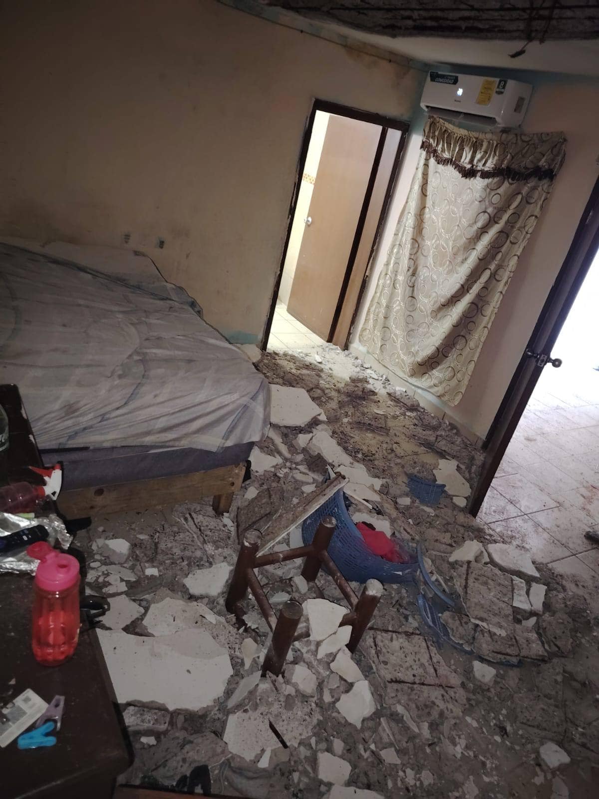Colapsa techo de vivienda de Esperanza, hay una mujer lesionada