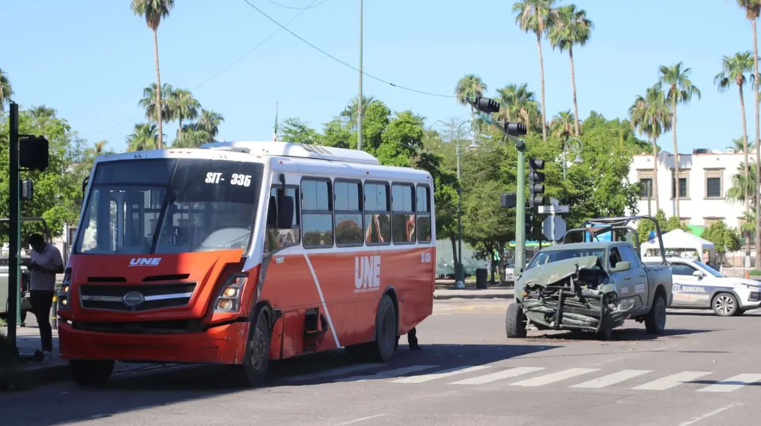 En Hermosillo, choca unidad del Ejército con camión urbano