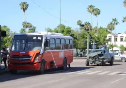 En Hermosillo, choca unidad del Ejército con camión urbano