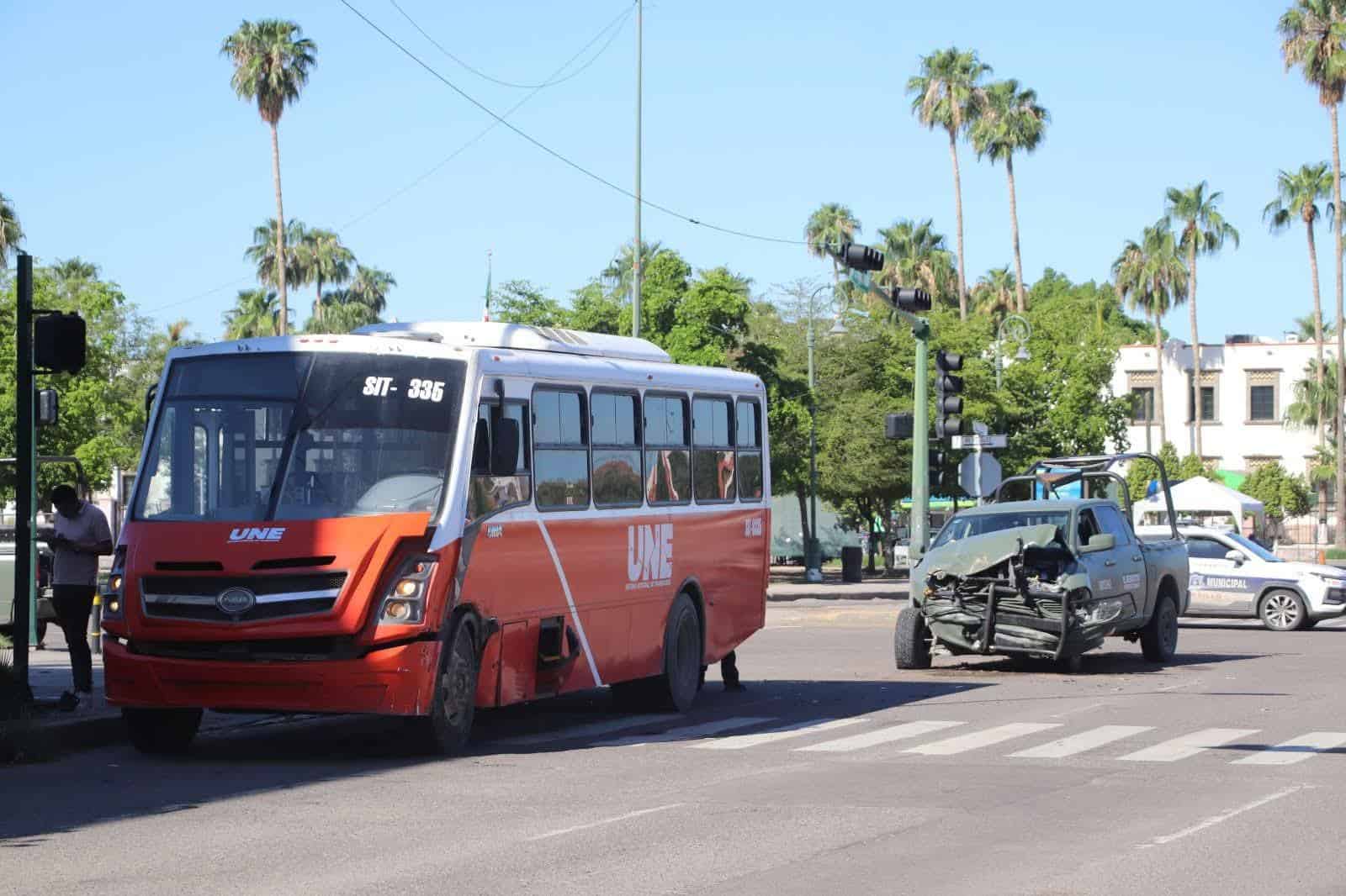 En Hermosillo, choca unidad del Ejército con camión urbano