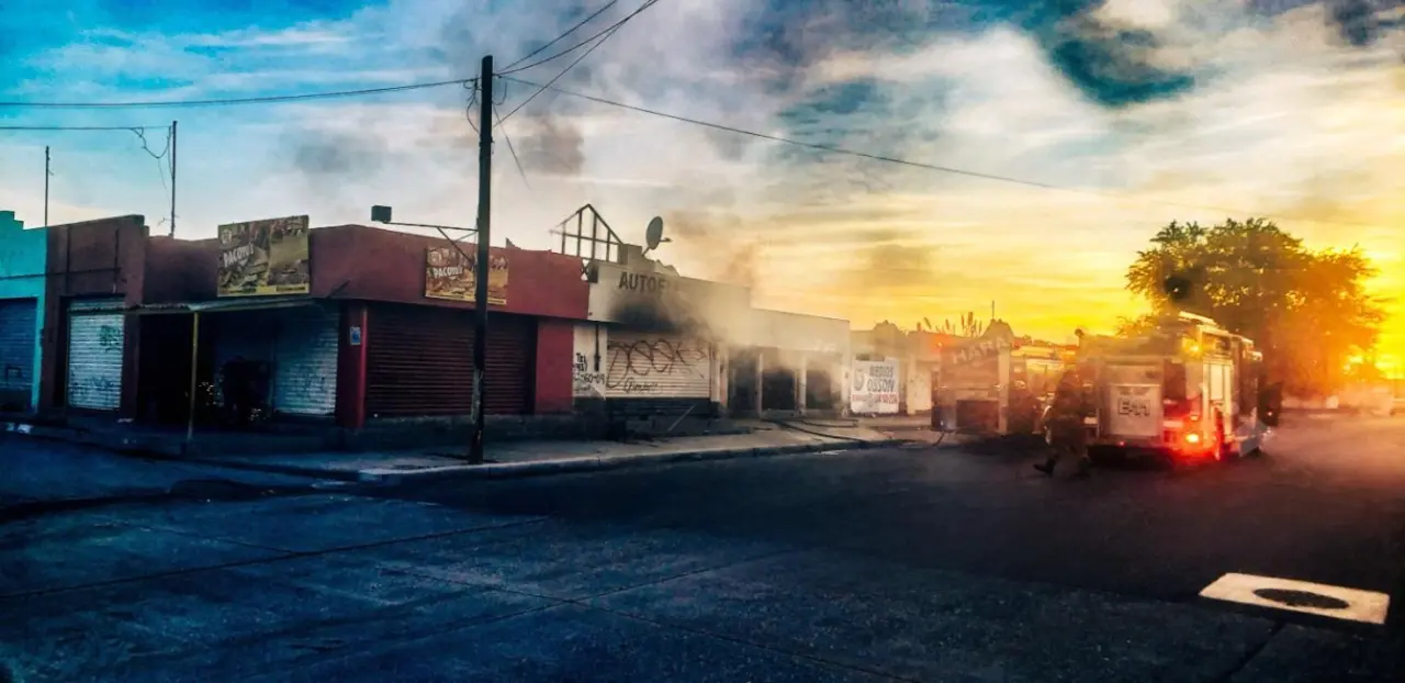 Los bomberos sofocaron rápidamente el fuego, evitando que se propagara a otros locales