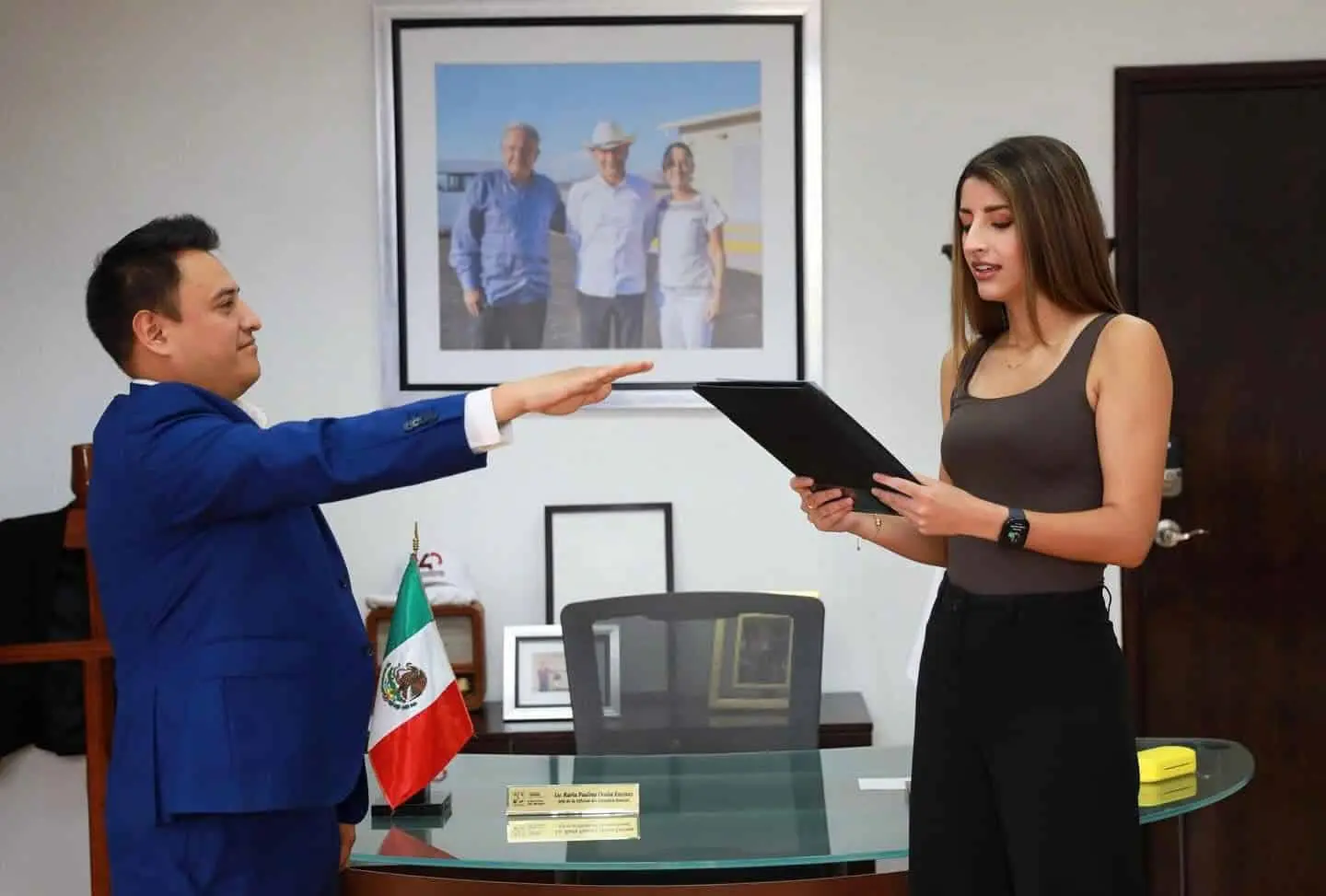 Paulina Ocaña, jefa de la Oficina del Ejecutivo le tomó protesta.