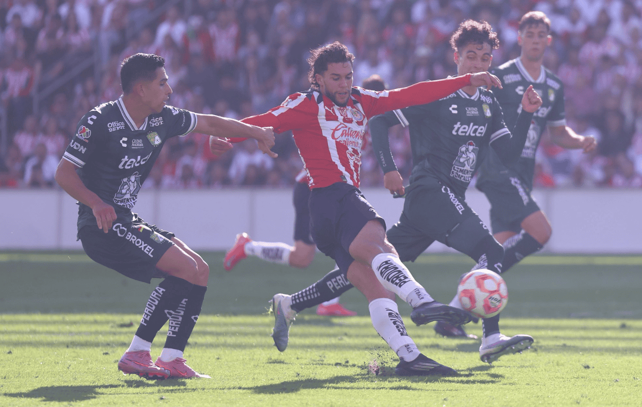 Chivas gana a León pese a falla viral de Chicharito previo al Clásico Nacional