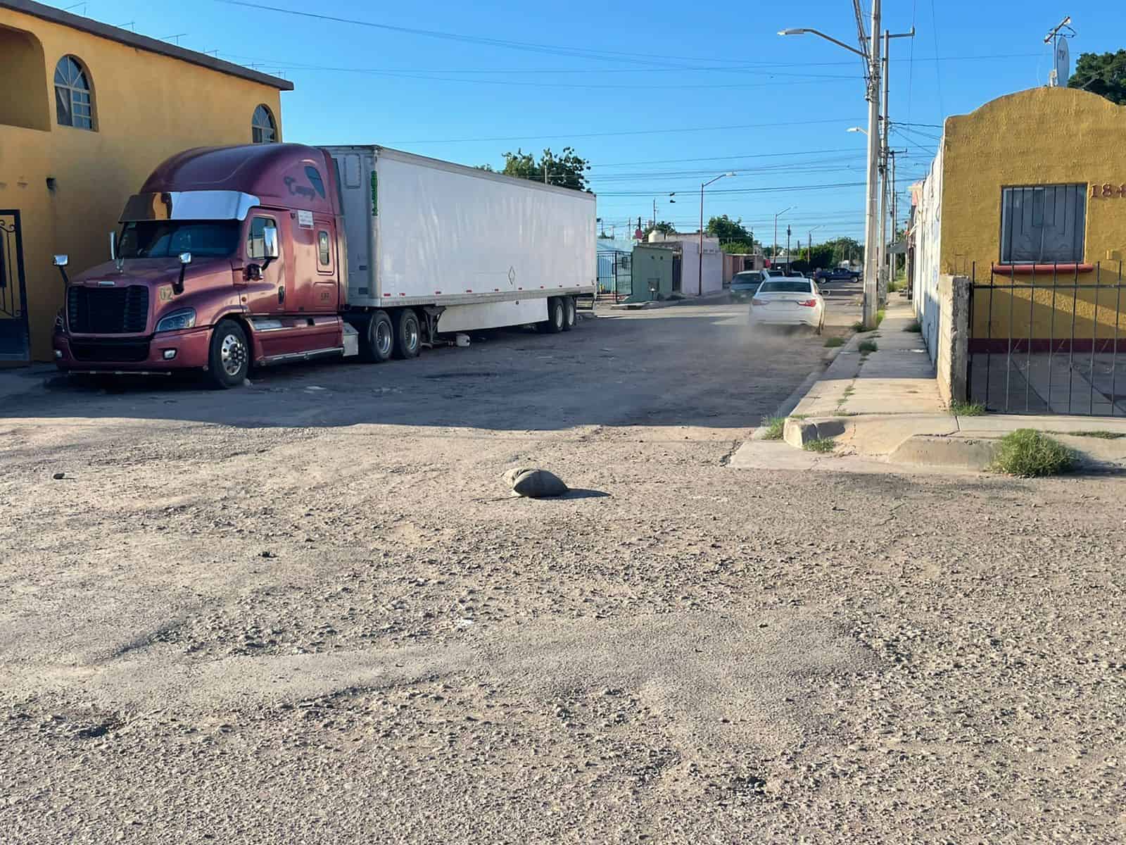 Mal estado de calles y basureros afectan a vecinos