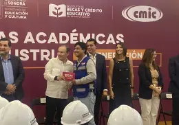 Alfonso Durazo entrega apoyos a jóvenes en la industria