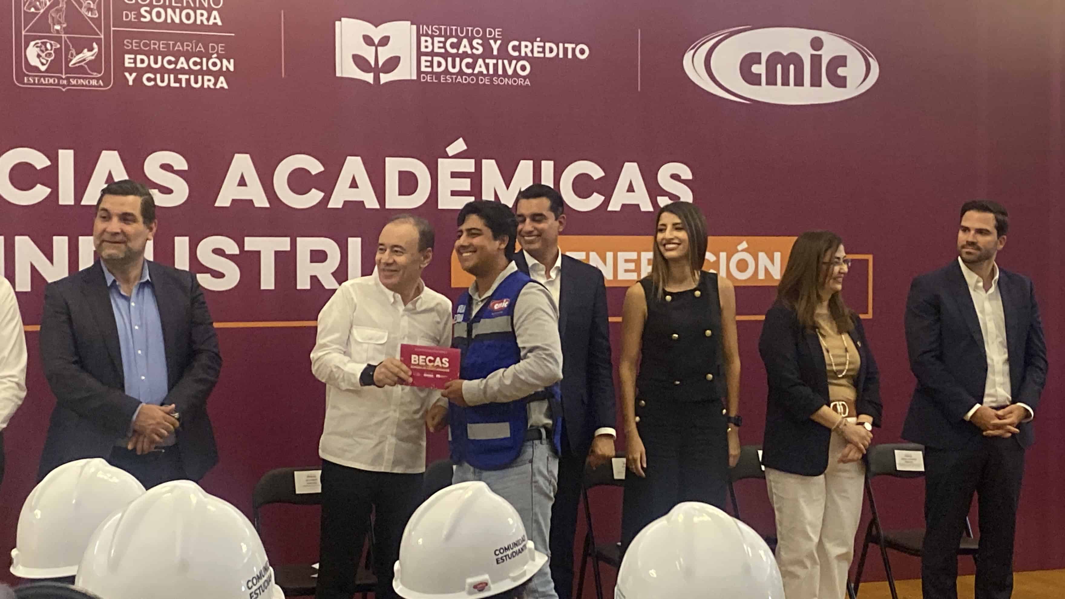 Alfonso Durazo entrega apoyos a jóvenes en la industria