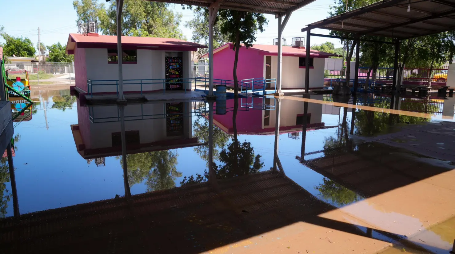 Se trata de la primaria "Profesora María de los Ángeles C. de Valdéz" y del preescolar Juan de la Barrera", las cuales se vieron afectadas por inundación, en ambos casos en el exterior del plantel por lo cual desde el domingo la SEC inició con los trabajos de bombeo de agua.