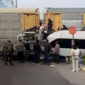 VIDEOS | Así se vio cómo un tren embistió a un camión de pasajeros doble piso