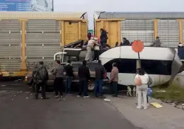 VIDEOS | Así se vio cómo un tren embistió a un camión de pasajeros doble piso