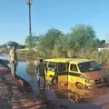 Autobús escolar se queda varado en charco al sur de Ciudad Obregón; marinos rescatan a estudiantes