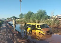 Autobús escolar se queda varado en charco al sur de Ciudad Obregón; marinos rescatan a estudiantes