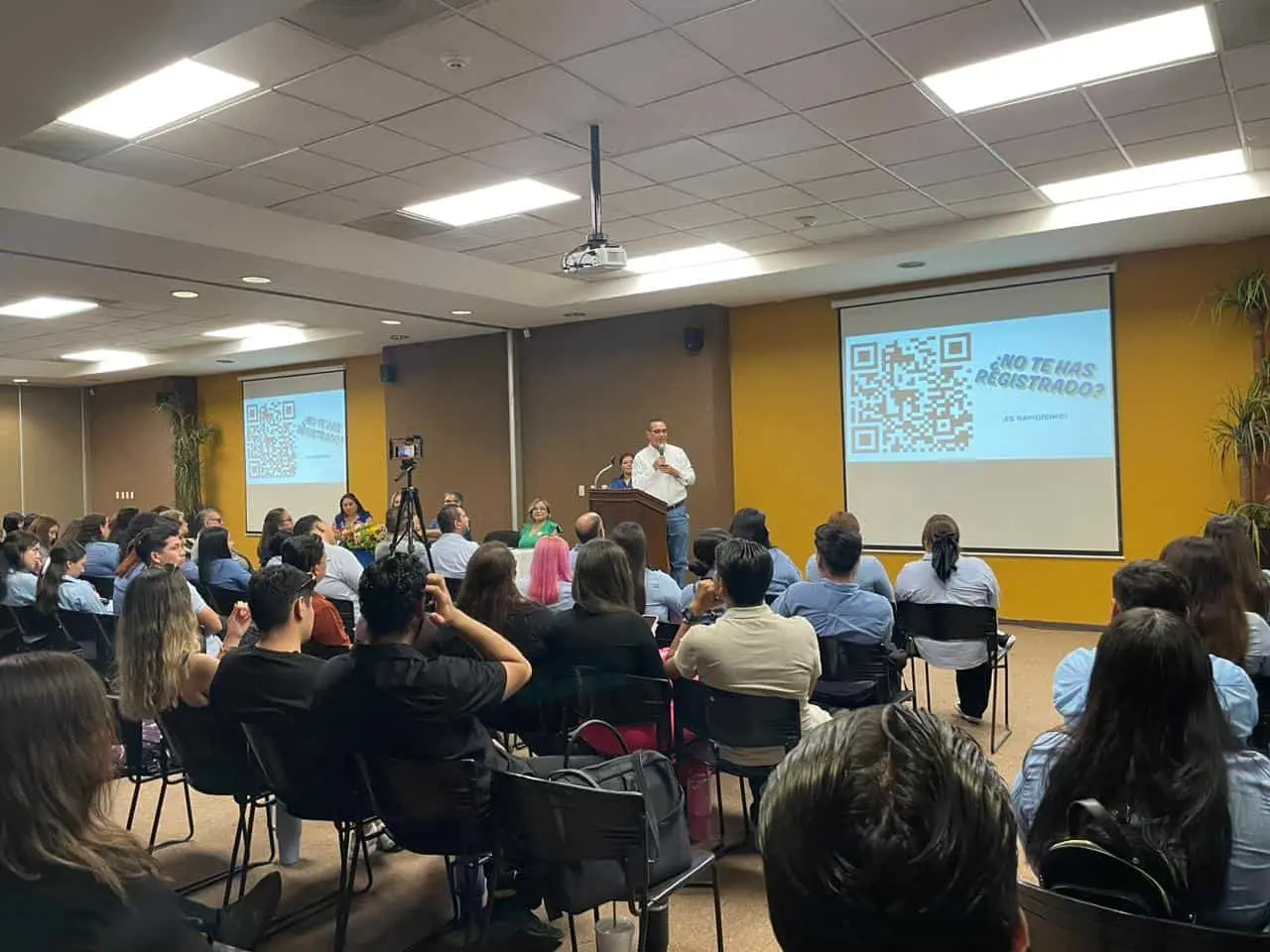 Los estudiantes se preparan con este tipo de congresos para ejercer de una manera más efectiva en su vida profesional