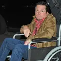 Michael J. Fox preocupa por su estado de salud. Aparece en silla de ruedas