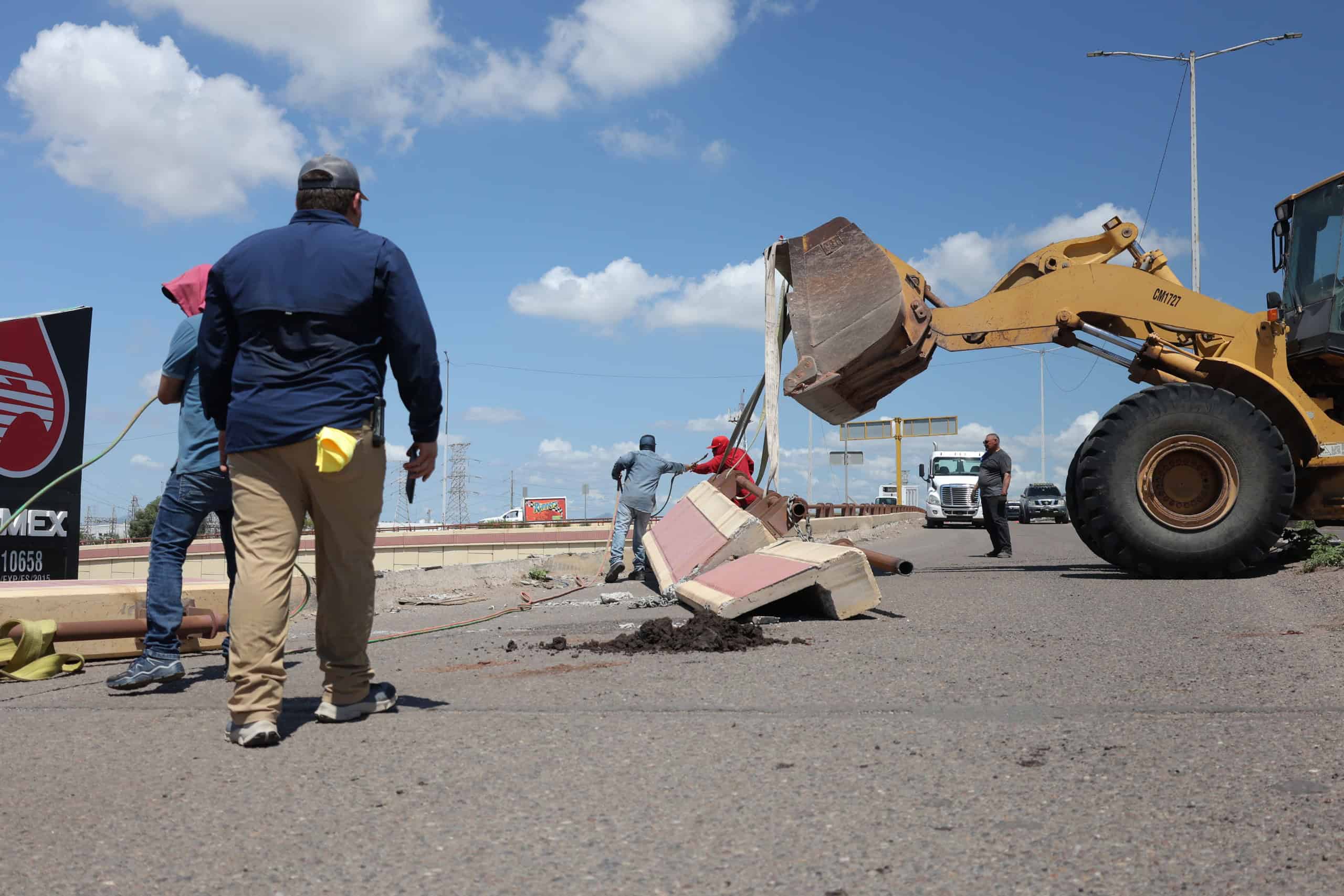 Retiran losas de concreto en puente de la carretera Internacional y 300, en Ciudad Obregón