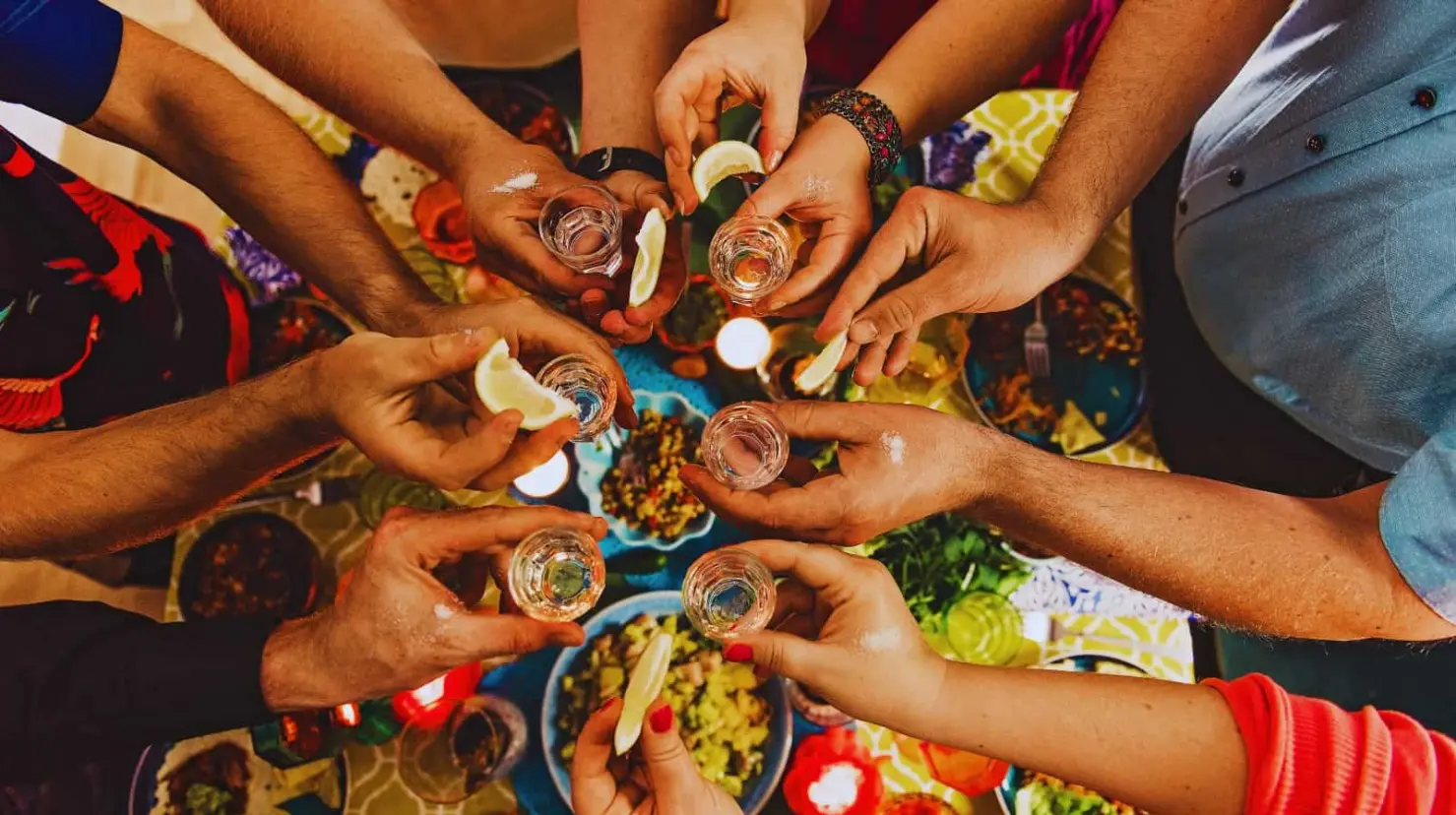 Disfrutar el tequila de manera correcta no significa vaciar caballitos sin control, sino aprender a apreciarlo con respeto y moderación.
